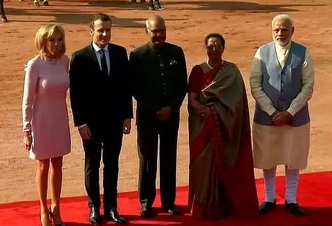 இந்தியா வருகை தந்துள்ள பிரான்சு அதிபருக்கு ஜனாதிபதி மாளிகையில் சிவப்பு கம்பள வரவேற்பு