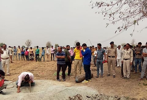 110 அடி ஆழ ஆழ்துளை கிணற்றுக்குள் விழுந்த 4 வயது சிறுவன்; மீட்கும் முயற்சி தீவிரம்