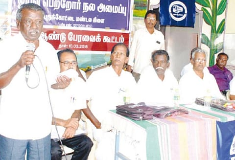 பணியில் இருந்து ஓய்வுபெறும் நாளில் அனைத்து பணப்பலன்களையும் வழங்க வேண்டும்