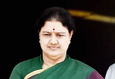 சிறையில் சசிகலா சாதாரண உடை அணிந்திருந்ததாக மீண்டும் சர்ச்சை