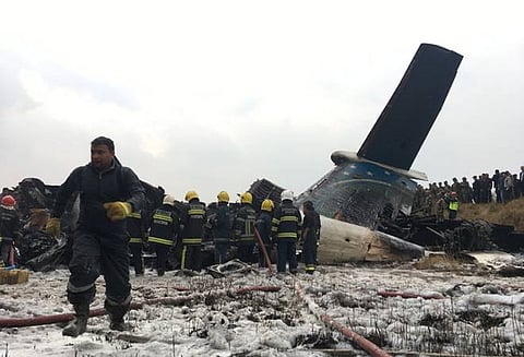 நேபாளத்தில் 71 பேருடன் சென்ற வங்காளதேச விமானம் மோதி தீ பிடித்தது