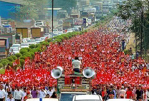விவசாயிகளின் கோரிக்கையை நிறைவேற்றுவது குறித்து ஆலோசிக்க தயார்: தேவேந்திர பட்னாவிஸ்