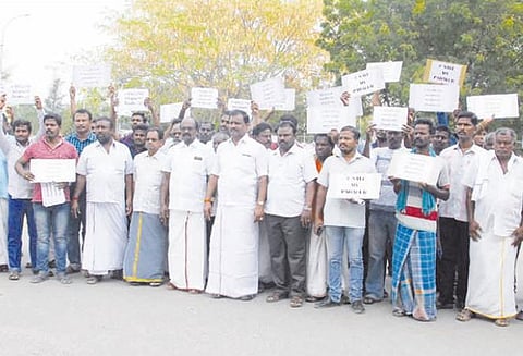 அரசு-தனியார் கல்குவாரி செயல்பாடுகளை நிறுத்தக்கோரி கிராம மக்கள் மனு கலெக்டரிடம் கொடுத்தனர்