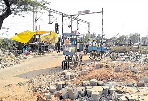 கும்மிடிப்பூண்டி ரெயில் நிலையம் அருகே சுரங்கப்பாதை அமைக்கும் பணி தொடர்ந்து காலதாமதம், பொதுமக்கள் அதிருப்தி