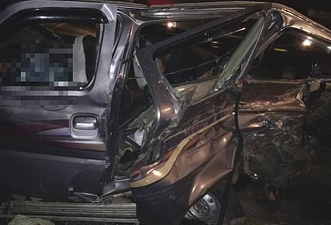 ஓசூர் அருகே கண்டெய்னர் லாரியும், காரும் மோதி விபத்து - 2 பெண்கள் உட்பட 5 பேர் உயிரிழப்பு