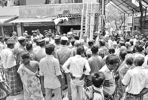 அதிகாரிகளை முற்றுகையிட்டு பொதுமக்கள் போராட்டம்