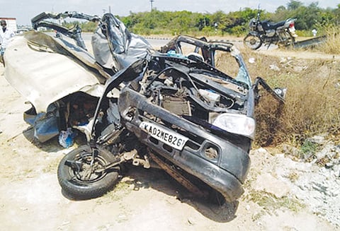 கார் மீது அரசு பஸ் மோதிய கோர விபத்து: பெங்களூரு அச்சக அதிபரின் குடும்பத்தினர் உள்பட 5 பேர் பலி