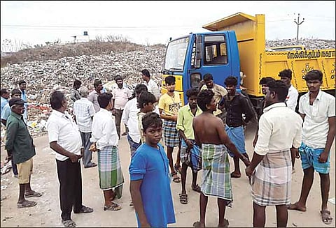 நெல்லிக்குப்பத்தில் பரபரப்பு குப்பை லாரிகளை சிறைபிடித்து பொது மக்கள் போராட்டம்