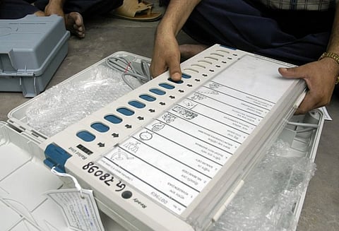 உத்தர பிரதேச மக்களவை இடைத்தேர்தல் வாக்கு எண்ணிக்கை: கோரக்பூரில் பா.ஜ.க., பூல்பூரில் சமாஜ்வாடி முன்னிலை