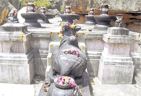 மும்மூர்த்திகளும் குழந்தையாக மாறிய திருமூர்த்தி மலை