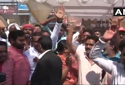 கோரக்பூர், பூல்பூர் மக்களவை இடைத்தேர்தல்: சமாஜ்வாடி கட்சி முன்னிலை; தொண்டர்கள் கொண்டாட்டம்