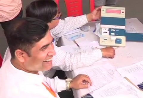 கோரக்பூர் மக்களவை இடைத்தேர்தல்; சமாஜ்வாடி 14,648 வாக்குகள் வித்தியாசத்தில் முன்னிலை