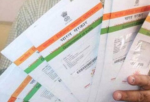 மராட்டிய மாநிலத்தில் கிணற்றை தூர்வாரும் போது நூற்றுக்கணக்கான ஆதார் அட்டைகள் கண்டெடுப்பு