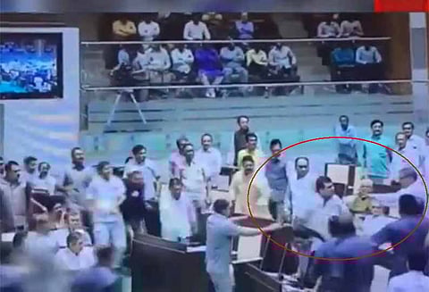 குஜராத் சட்டசபையில் பா.ஜ.க- காங்கிரஸ் எம்.எல்.ஏக்கள் அடிதடி மோதல்