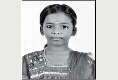 சாவில் மர்மம் இருப்பதாக கூறி பள்ளி மாணவியின் உடலை வாங்க மறுத்து உறவினர்கள் போராட்டம்