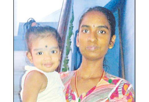 கள்ளக்குறிச்சி அருகே 10 மாத குழந்தையுடன், இளம்பெண் தீயில் கருகி சாவு