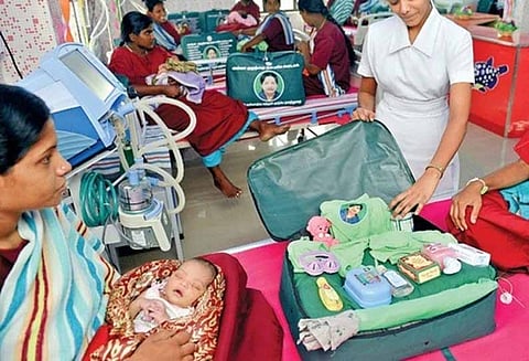 தமிழக பட்ஜெட் : கர்ப்பிணி பெண்களுக்கு ரூ. 4000 மதிப்பில் அம்மா - தாய் ஊட்டச்சத்து பெட்டகம்