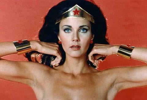 தான் உடை மாற்றும் அறையில் ஓட்டை போட்டதாக பிரபல நடிகை புகார்