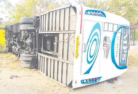 துவரங்குறிச்சி அருகே ஆம்னி பஸ் கவிழ்ந்ததில் 6 பயணிகள் காயம்