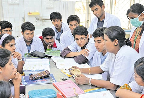 தமிழக பட்ஜெட்: அரசு மருத்துவ கல்லூரிகளில் புதிதாக 345 இடங்கள் உருவாக்கப்படும்