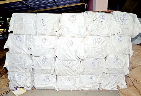 மதுரை ரெயில் நிலையத்தில் 27 புகையிலை பண்டல்கள் பிடிபட்டன