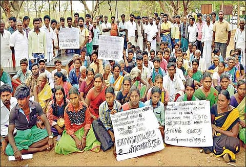 அ.கோம்பையை தனி ஊராட்சியாக உருவாக்கக்கோரி கலெக்டர் அலுவலகத்தில் பொதுமக்கள் உண்ணாவிரதம்