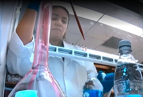 பாட்டிலில் அடைக்கப்படும் குடிநீரில் ஆயிரக்கணக்கான நுண்ணிய பிளாஸ்டிக் துகள்கள் - புலனாய்வில் கண்டுபிடிப்பு