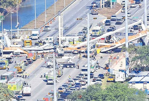 அமெரிக்காவில் 6 மணி நேரத்தில் கட்டியது : பாலம் இடிந்து விழுந்து 6 பேர் சாவு