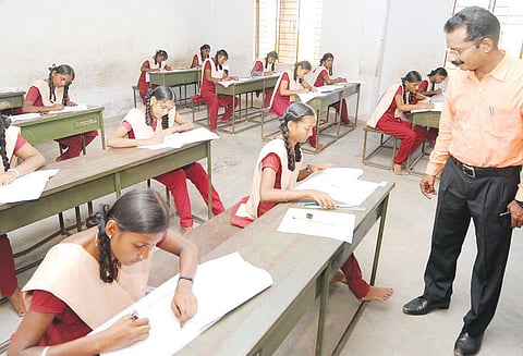 எஸ்.எஸ்.எல்.சி. அரசு பொதுத்தேர்வு தொடங்க 290 மாணவ- மாணவிகள் எழுதினர்