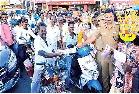 சாலை பாதுகாப்பு விழிப்புணர்வு பிரசாரம் மாவட்ட போலீஸ் சூப்பிரண்டு தொடங்கி வைத்தார்