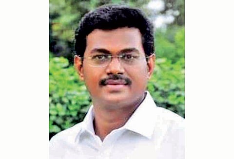 உத்தரபிரதேசத்தில் சொந்த மாவட்டத்தில் தமிழரை கலெக்டராக நியமித்த முதல்-மந்திரி யோகி ஆதித்யநாத்