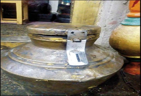 பேரணாம்பட்டில் கோவில் உண்டியலை உடைத்து பணம் திருட்டு