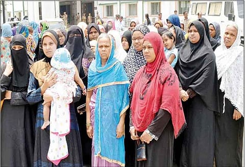 சோதனை என்ற பெயரில் வீடுபுகுந்து அச்சுறுத்துகிறார்கள், கோவை கலெக்டர் அலுவலகத்தில் பெண்கள் மனு