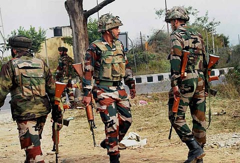 காஷ்மீர் என்கவுண்டரில் 4 பயங்கரவாதிகளை பாதுகாப்பு படை சுட்டு வீழ்த்தியது