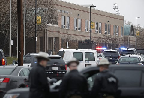 அமெரிக்க பள்ளியில் துப்பாக்கிச்சூடு; பதற்றம்