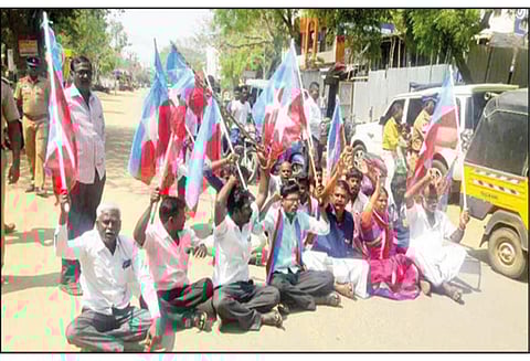 ரத யாத்திரைக்கு எதிர்ப்பு தெரிவித்து விடுதலைச் சிறுத்தைகள் கட்சியினர் சாலை மறியல்