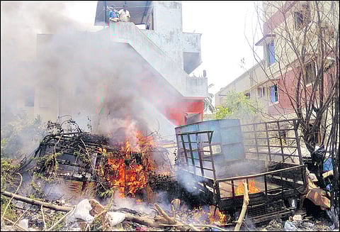 வழக்குகளில் சிக்கி பிடிபட்ட வாகனங்கள் எரிந்து சேதம்