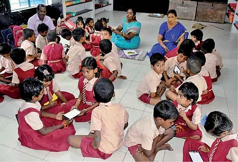 ராமநாதபுரத்தில் டிஜிட்டல் முறையில் கல்வி கையடக்க கணினியில் அசத்தும் அரசு பள்ளி மாணவ-மாணவிகள்