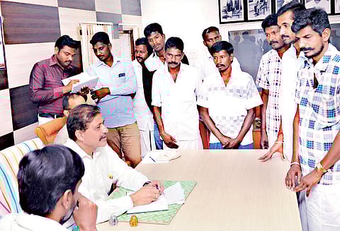 குரங்கணி காட்டுத்தீ விபத்து குறித்து 4 துறை அதிகாரிகள், கிராம மக்கள் விசாரணை அதிகாரியிடம் வாக்குமூலம்