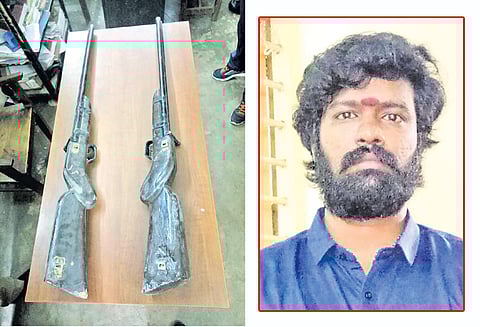 பதுங்கி இருந்த ரவுடி துப்பாக்கிகளுடன் கைது