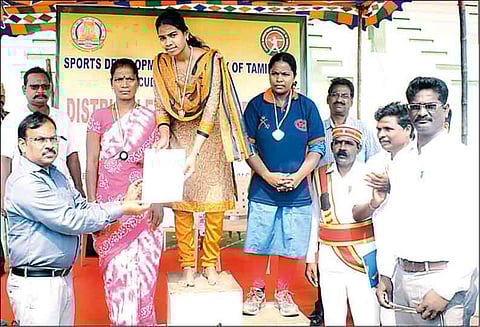 கடலூரில் அரசு அலுவலர்களுக்கான விளையாட்டு போட்டி