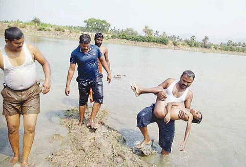 தாயாருடன் ஆடு மேய்க்க சென்ற போது ஏரியில் மூழ்கி பள்ளி மாணவன் பரிதாப சாவு