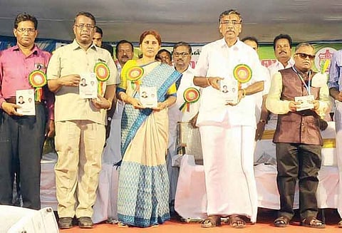 தர்மபுரியில் தமிழக அரசின் ஓராண்டு சாதனை மலர் அமைச்சர் கே.பி.அன்பழகன் வெளியிட்டார்