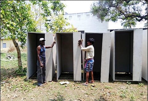 ஒடுகத்தூர் பேரூராட்சியில் நவீன முறையில் கழிப்பிடம் கட்டும் பணி தீவிரம்