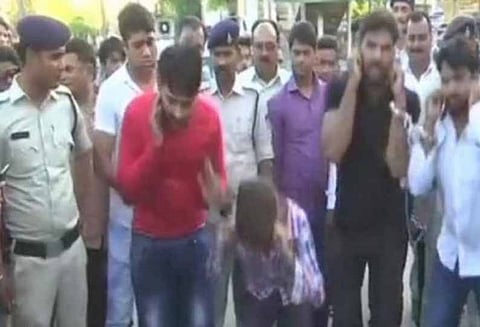 கல்லூரி மாணவியை பாலியல் பலாத்காரம் செய்த குற்றவாளிகள் ஊர்வலமாக அழைத்துச் செல்லப்பட்டனர்
