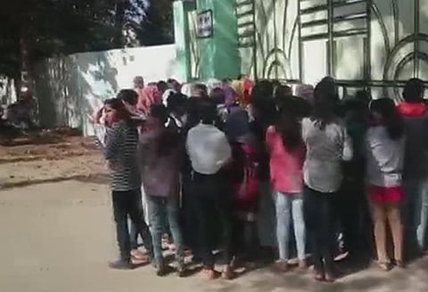 பயன்படுத்தப்பட்ட நாப்கின் விவகாரத்தில் 40 மாணவிகளின் ஆடைகளை களைந்து சோதனை செய்யப்பட்ட அதிர்ச்சி சம்பவம்