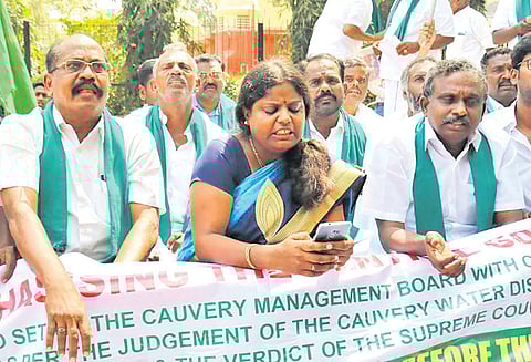 காவிரி மேலாண்மை வாரியம் அமைக்க வலியுறுத்தி டெல்லியில் தமிழக விவசாயிகள் உண்ணாவிரதம்