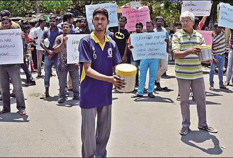 திருப்பூர் காதுகேளாதோர் பள்ளி வழக்கு: முன்னாள் மாணவர்கள் பிச்சை எடுத்து போராட்டம்