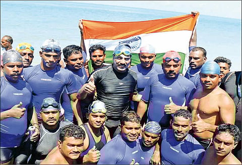 தலைமன்னார்-தனுஷ்கோடி இடைப்பட்ட கடல் பகுதியை 12¼ மணி நேரத்தில் நீந்தி கடந்து வந்த ஏ.டி.ஜி.பி. சைலேந்திரபாபு