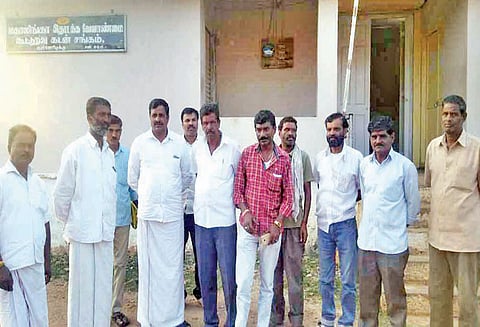 கன்னேரிமுக்கு கூட்டுறவு கடன் சங்கத்தில் மனு பரிசீலனைக்கு தேர்தல் அலுவலர் வராததால் வேட்பாளர்கள் ஏமாற்றம்